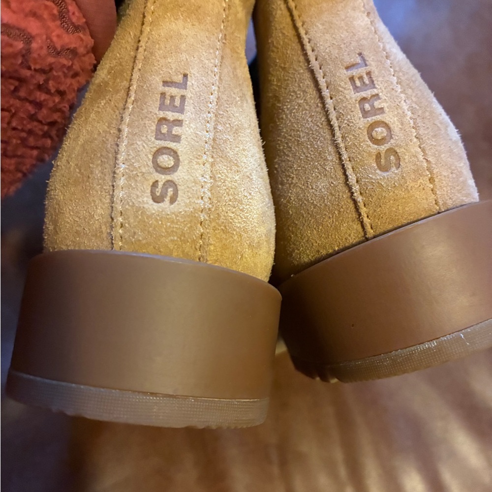 NWT Sorel Emelie II Tan Suede Chelsea Ankle Boots W7 - Picture 8 of 9